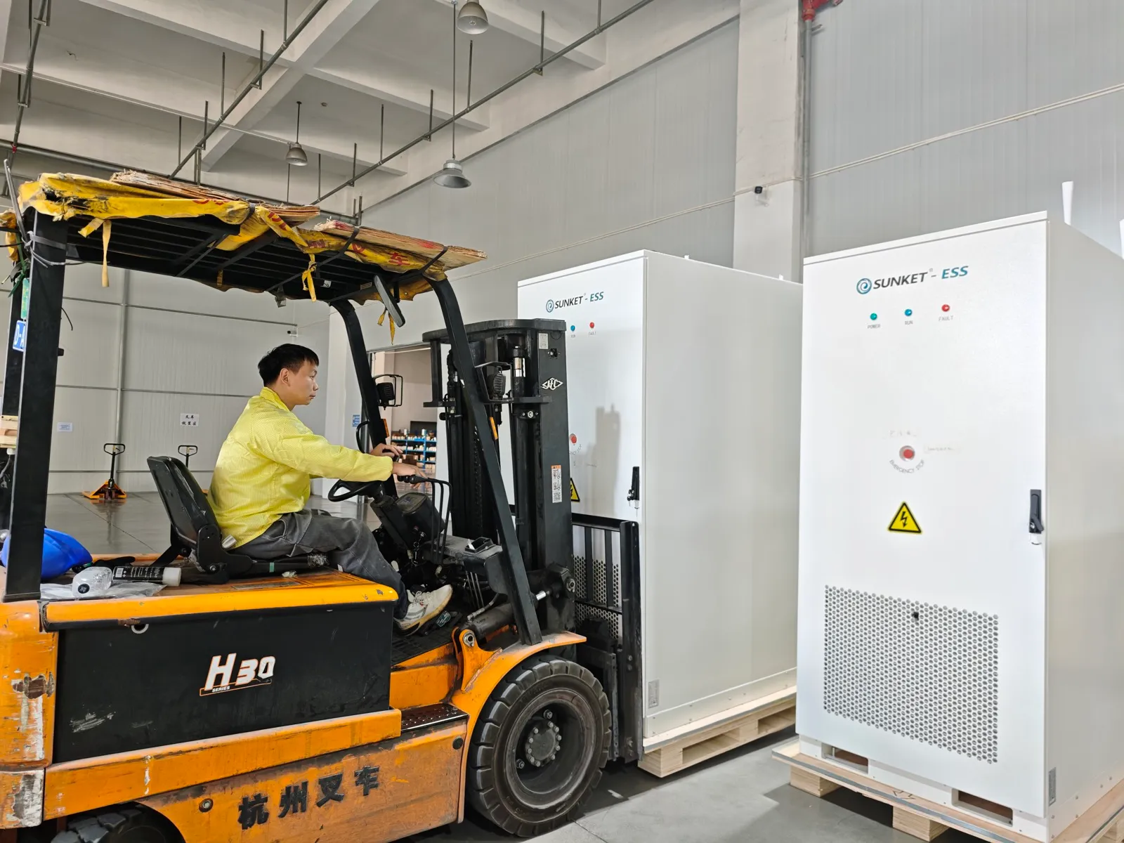Loading a SKTESS cabinet for delivery