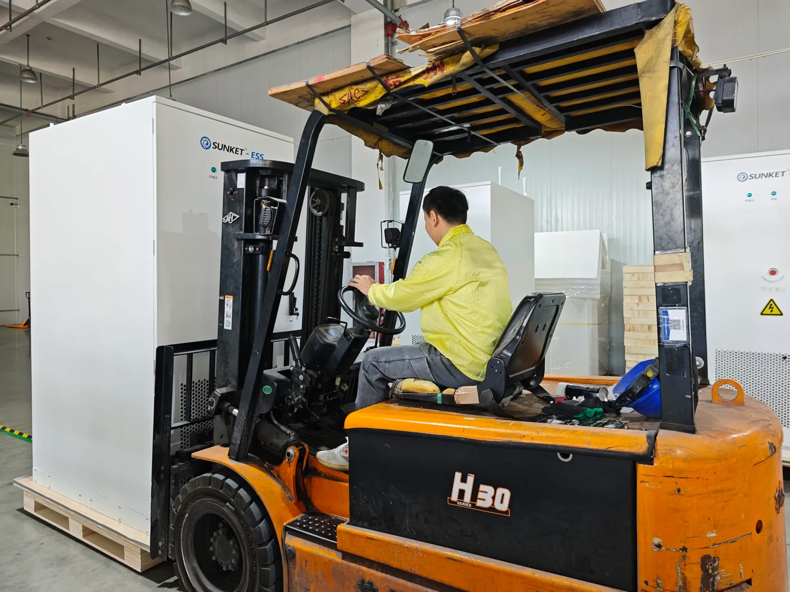 Handling a SKTESS cabinet on site