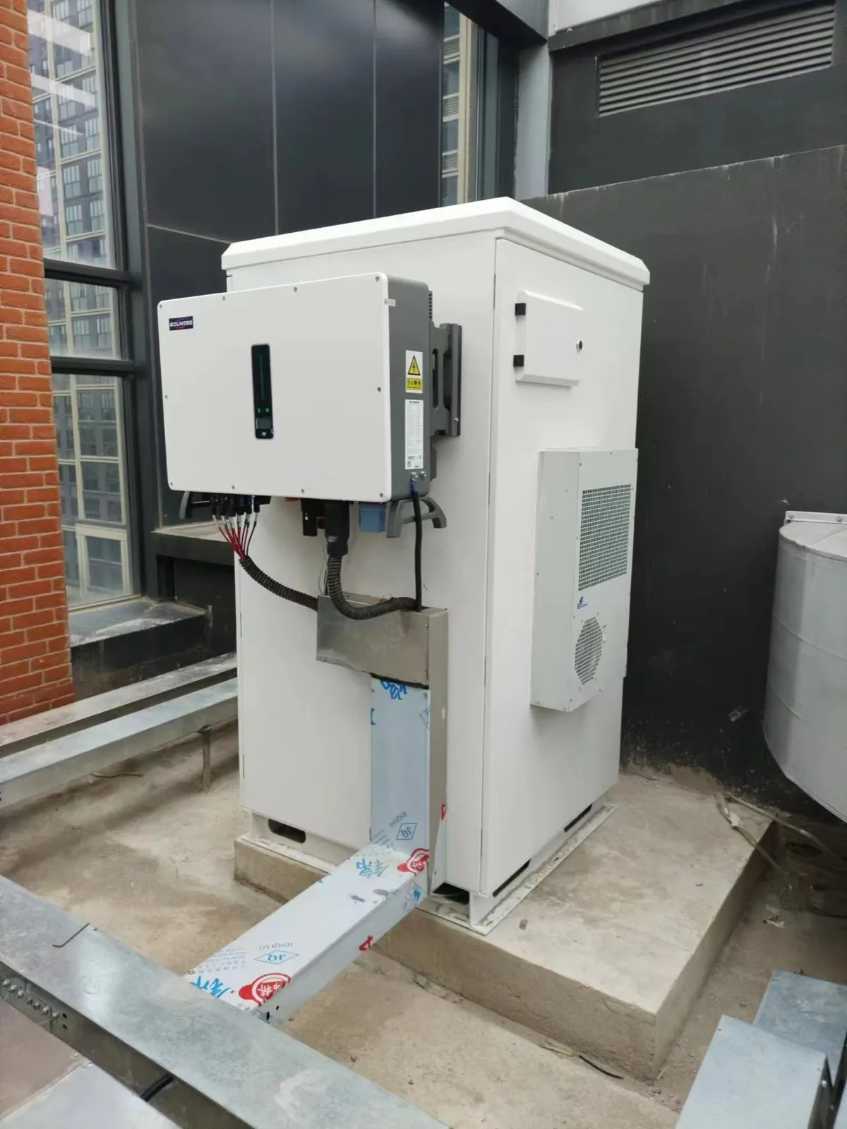 Rooftop commercial energy storage installation