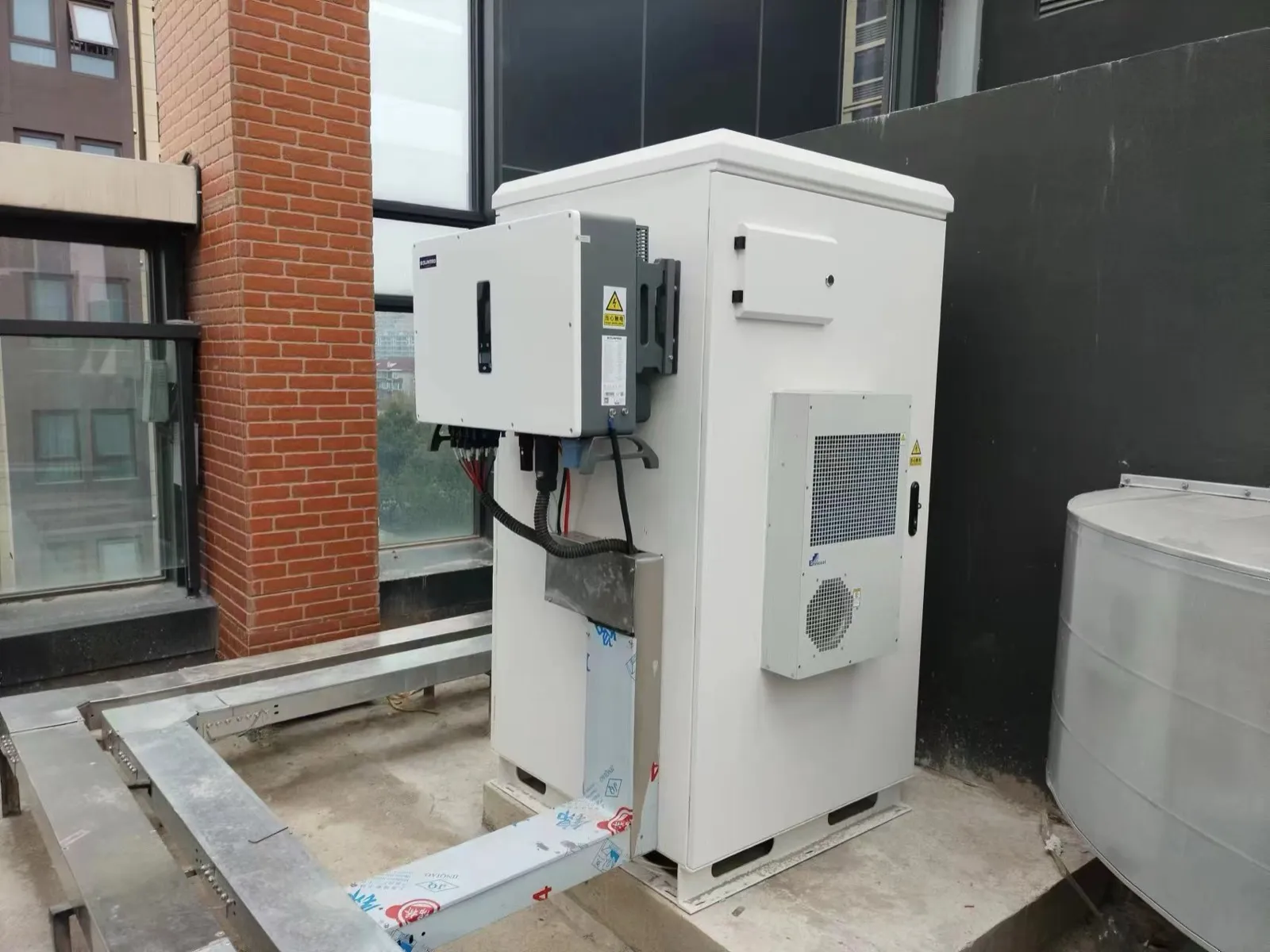 Rooftop commercial energy storage