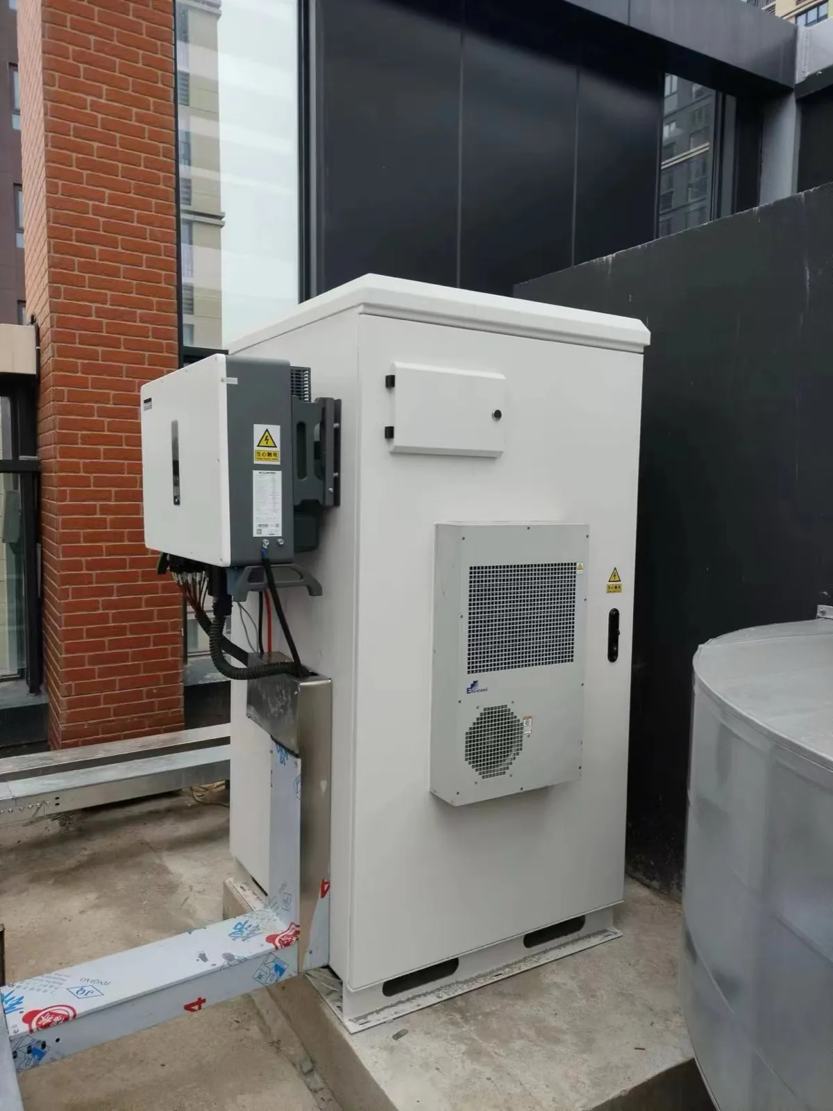Rooftop commercial storage installation